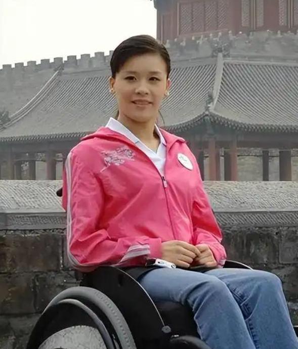 1998年，桑兰瘫了之后领到1000万美元赔偿金，正赶上这节骨眼，照料了她9年的