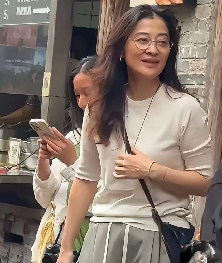 梅婷在乌镇被路人拍到素颜逛街，身边是刘琳，俩人T恤长裤手拉手，跟普通游客没两样。
