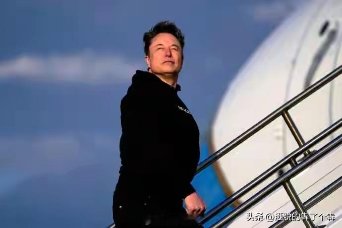 马斯克是商人，在科技圈也算独树一帜！碰了政治也玩不转了，说一碰政治就完蛋！这就是