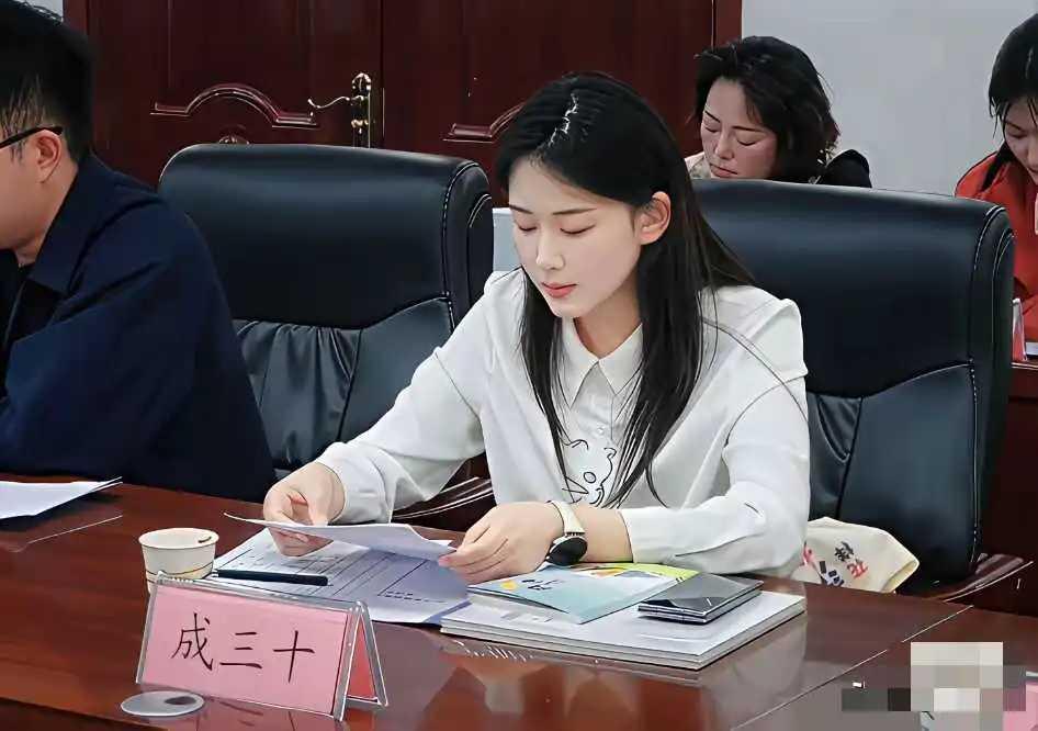 名字很奇特，人也贼漂亮。