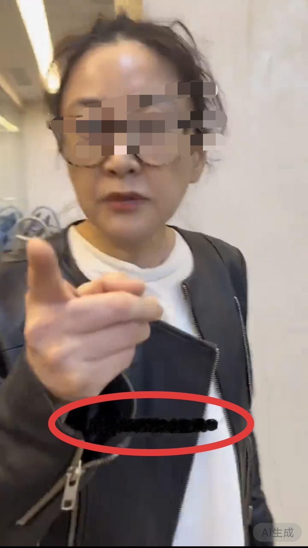 酒店健身房大喊三声女儿的那位妈妈，最冤的是被贴上了“外地人”的标签。
那位戴眼镜