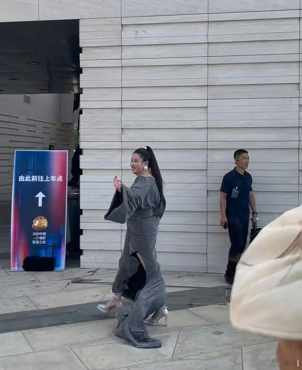 锤娜丽莎把额头露出来大大方方的 高马尾一扎，额头全露——背部镂空长裙衬着舒展肩颈