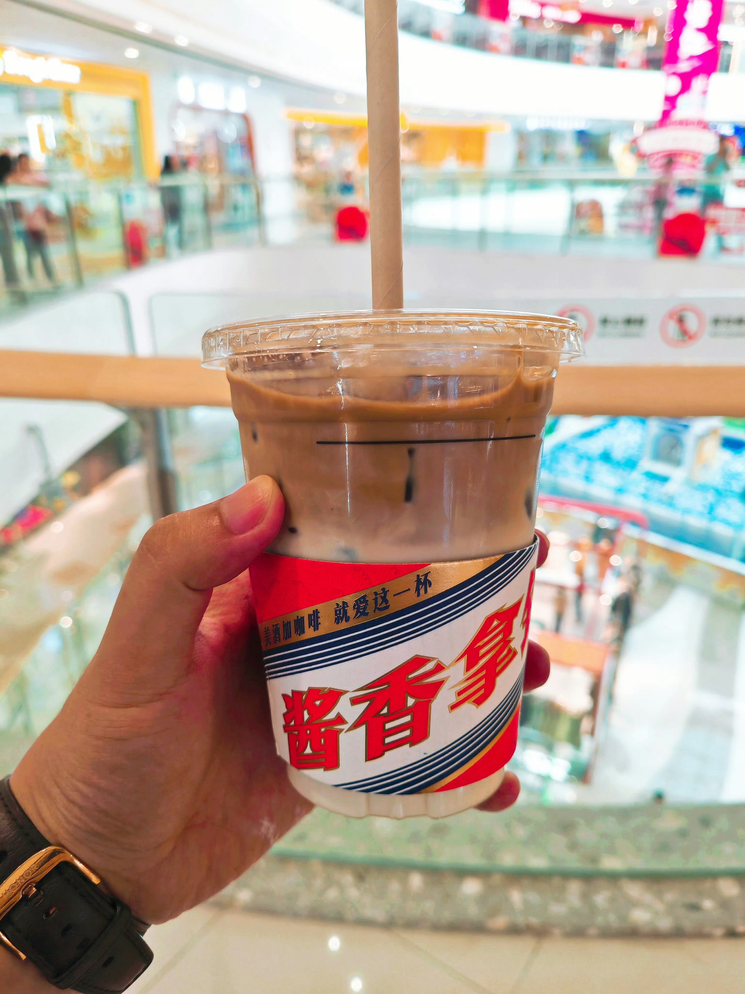 茅台全线上涨过年到了喝茅台的旺季，聚会或者走亲访友肯定比平时需求量要大的多，价格