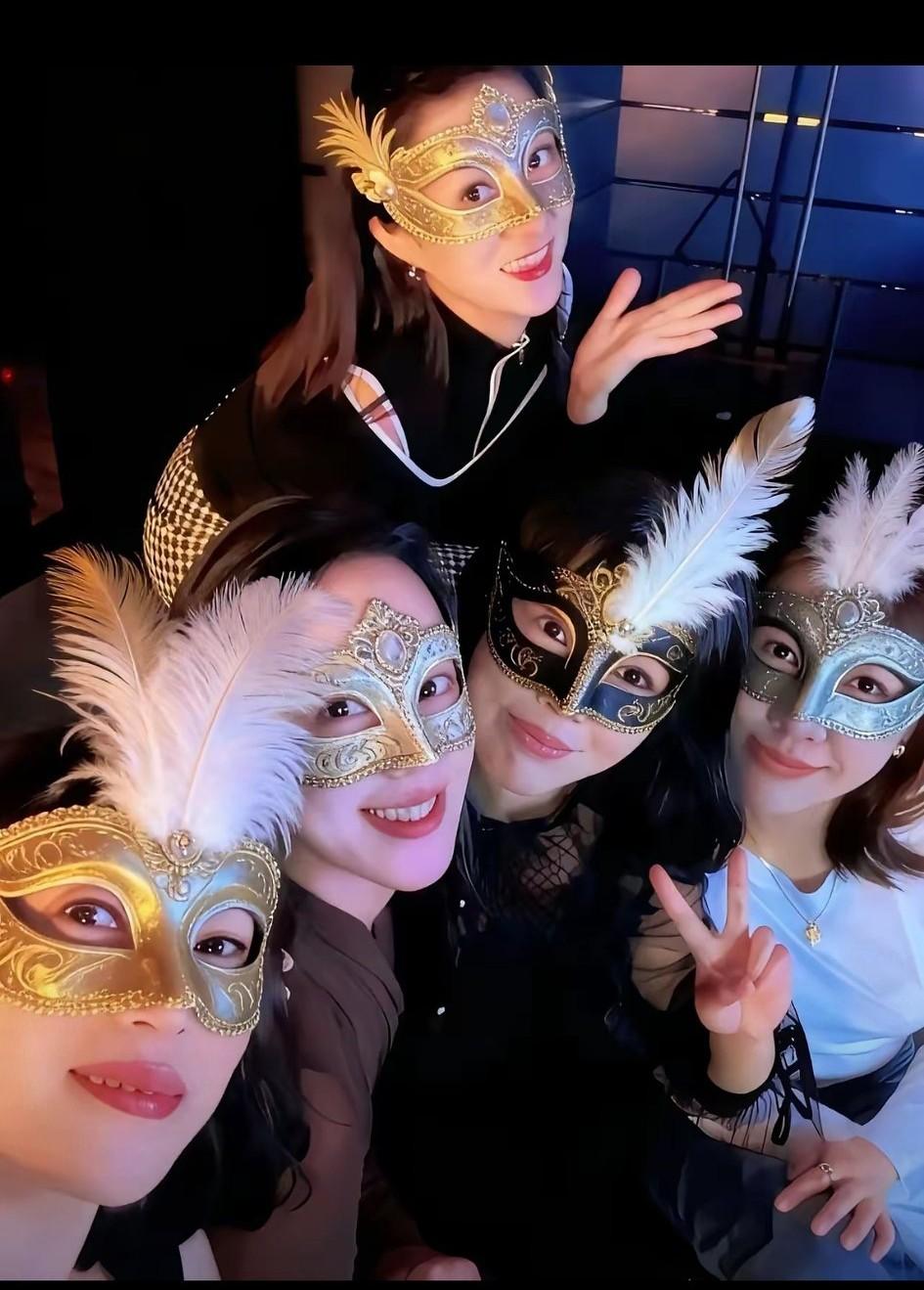 五位闺蜜十本离婚证，年前酒吧疯狂聚会！不知道还有人要吗？