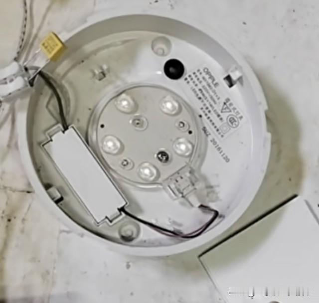 一位同事接了一盏LED节能灯，他发现灯关了以后灯珠还会微微发亮，他问这是怎么回事
