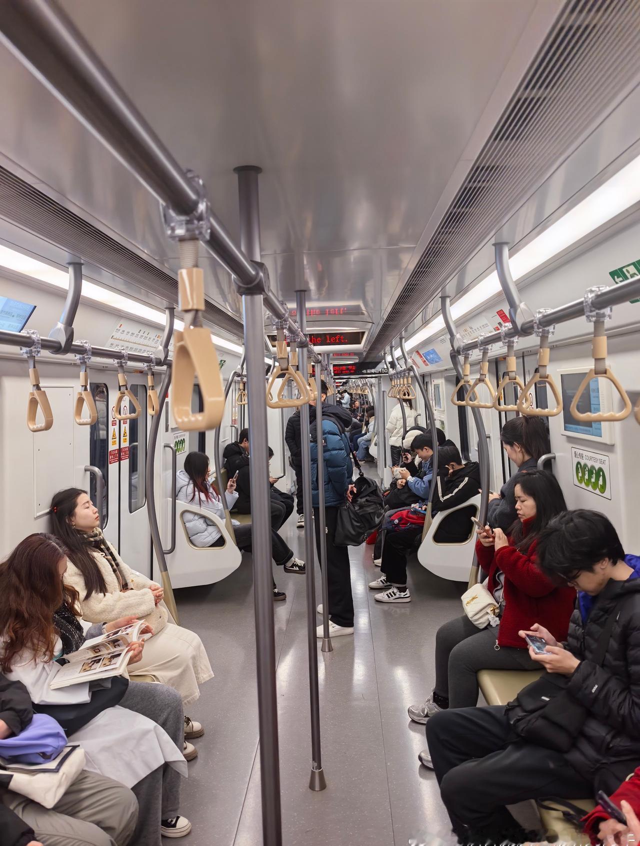 2026年1月25日，周日，上海地铁。
12:16，地铁3号线上海南站-桂林公园