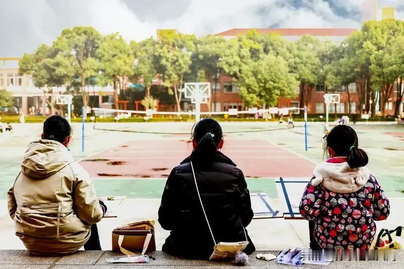 中小学秋假连休九天，这简直是神仙假期啊！现在全国不少高校都有春假或秋假，像厦门大