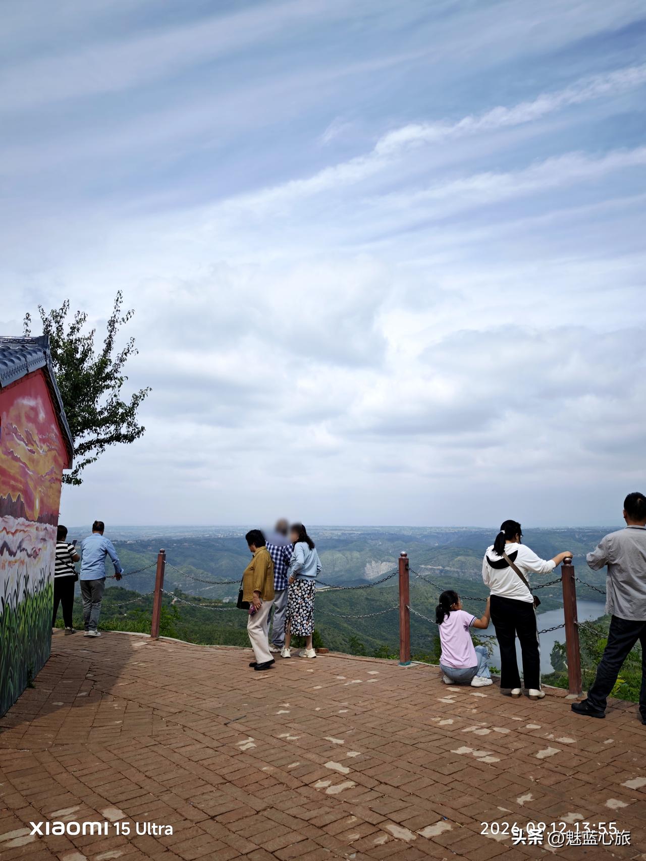 昨天本来想去礼泉县三河村看云海，却被这里漫山遍野的苹果惊艳，已经熟的差不多了～
