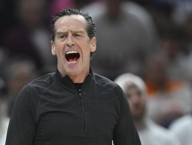 NBA东部决赛，骑士对阵尼克斯第一场比赛中，出现了奇葩的一幕。第三节比赛，尼克斯