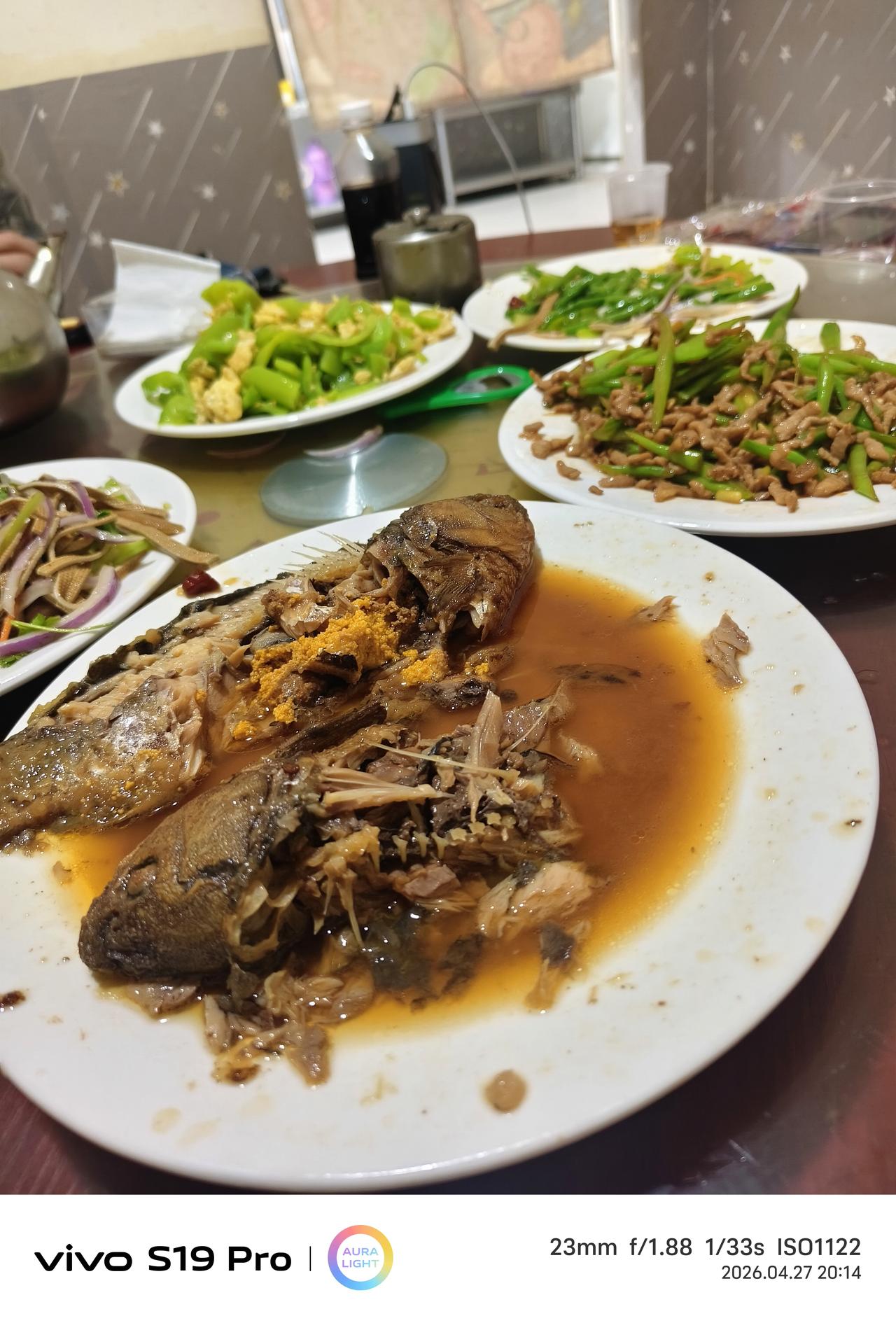 挣钱不易，食客也愈发稀少……前天晚上，我去北魏那边吃饺子。踏入饺子馆，里面空空荡