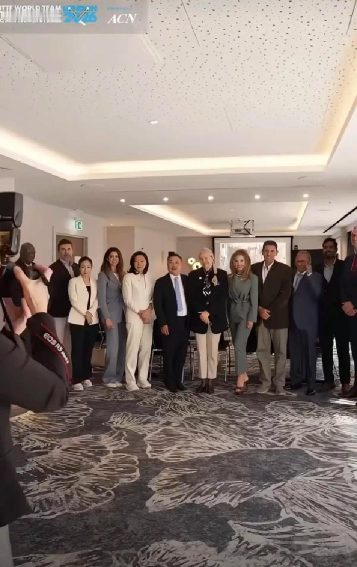 4月29日伦敦，刘国梁出席国际乒联洲际理事会会议，与国际乒联主席佩特拉·索林同框