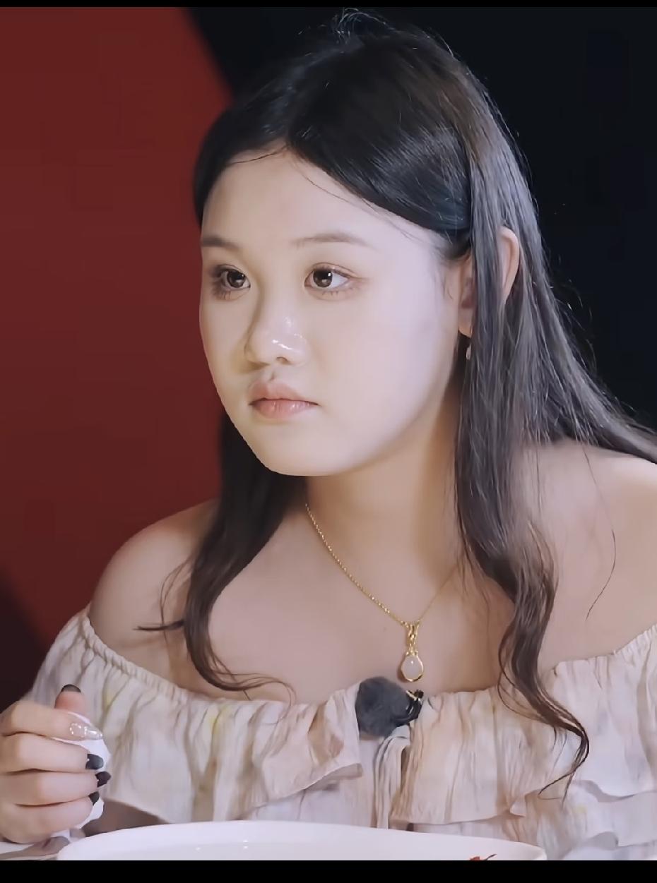 张家齐上综艺后估计很难恋愛了，
不是因为她变丑了，
而是从节目片段能看得出来，她