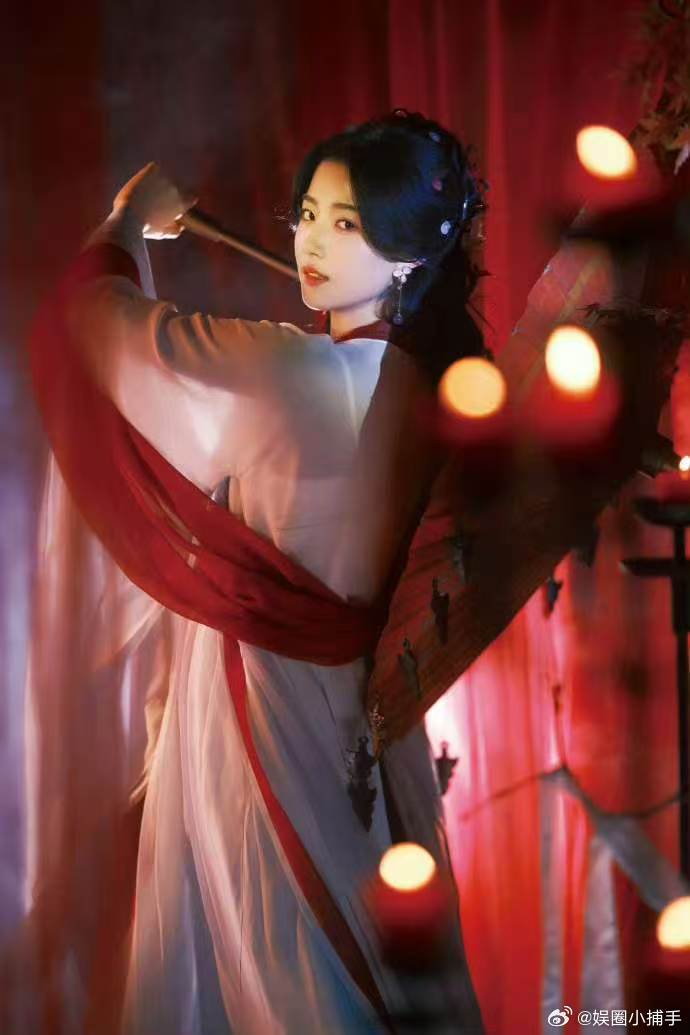 卢昱晓完全女王来的卢昱晓黑化反差卢昱晓沙华 cos 狠狠戳中审美！双生形态切换超