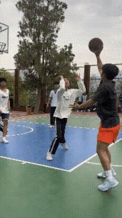 乔丹粉有多强？就这个单手抓球虚晃，就足以吊打场上90%的菜鸟了[大笑]