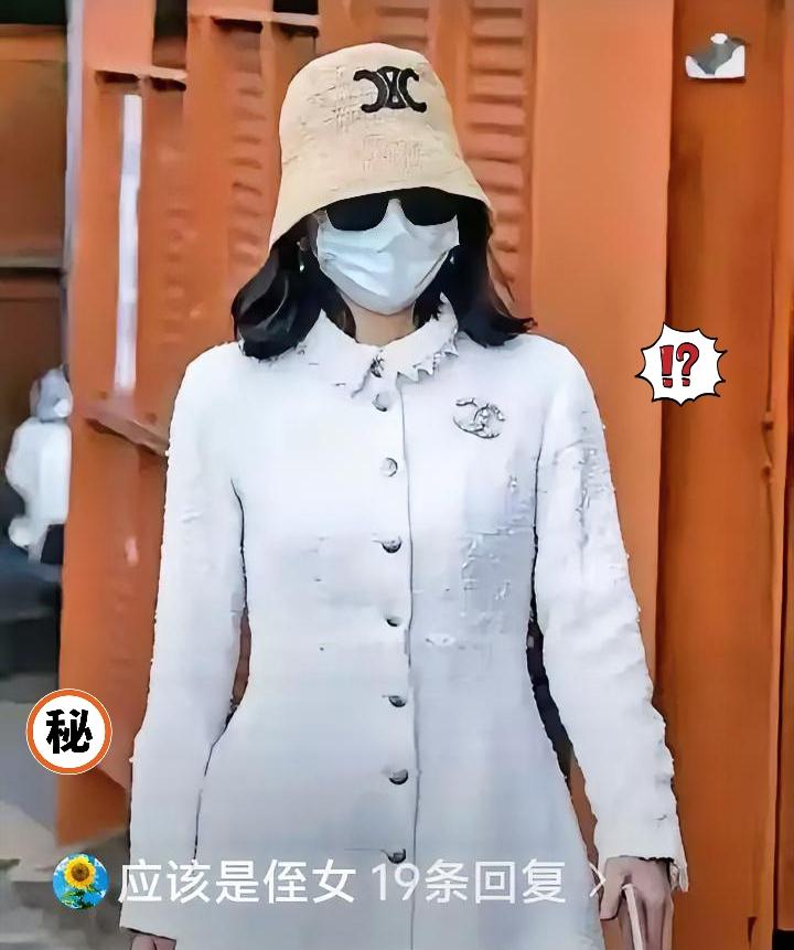 她是谁？从哪儿来？

大家快来瞅瞅！网上刷到个超有意思的提问：她是谁？从哪儿来？