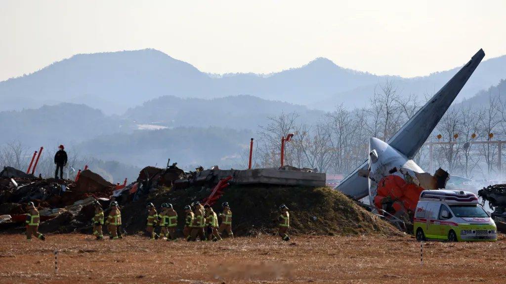 韩国客机起火  济州航空 2216 航班韩国务安机场降落时起火坠毁救援现场。 韩