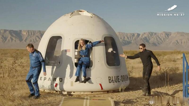 【蓝色起源任务圆满成功！德国工程师成史上首位乘轮椅飞抵太空边缘者】海外新鲜事 太
