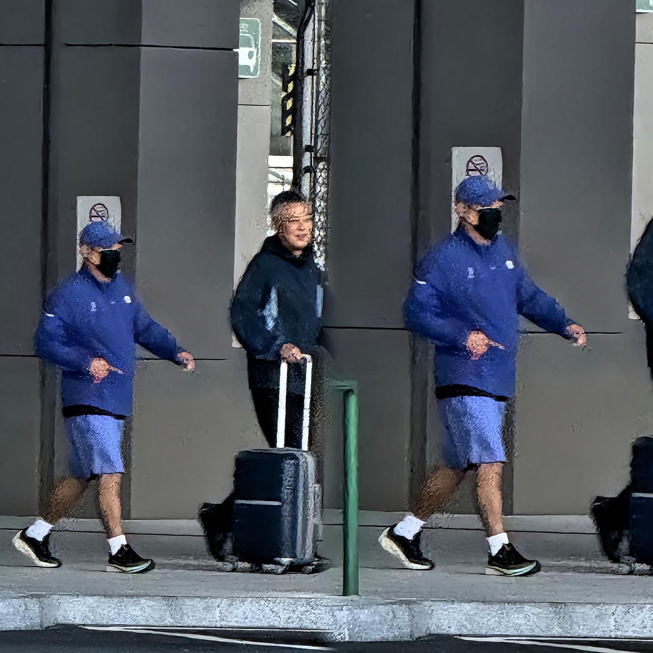 刘国梁来澳门啦！
为了十五运的乒乓球赛，
他这次特意飞了过来。
出机场时戴着口罩