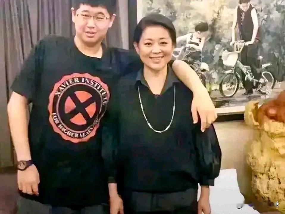 3月7日深夜，倪萍突然冲上热搜。
这一次不是工作，不是发言，而是她守护了27年的