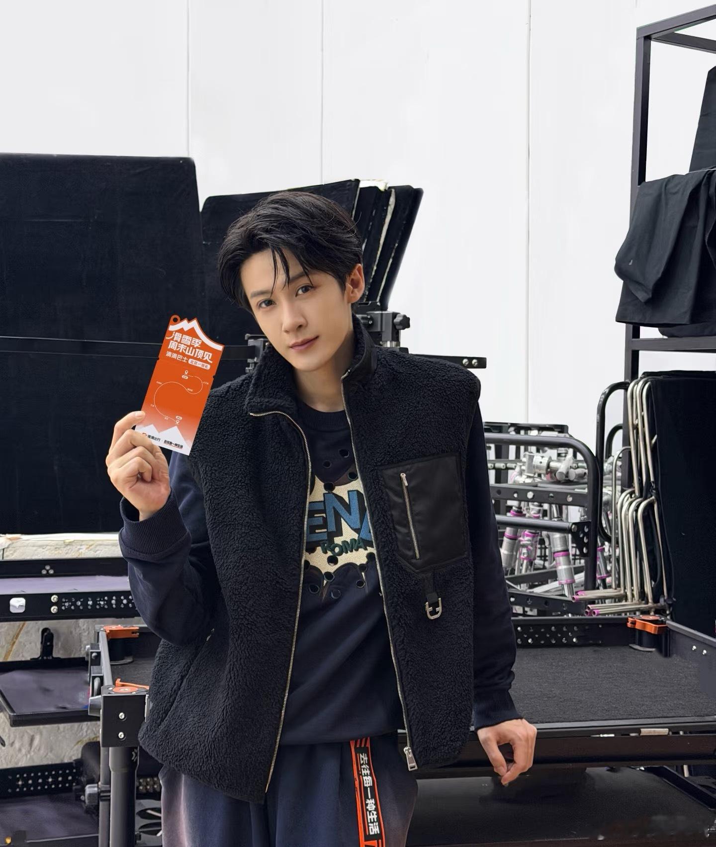 檀健次：我滴～26年新愿望滑雪季，坐滴滴巴士去滑雪，周末山顶见🎿 