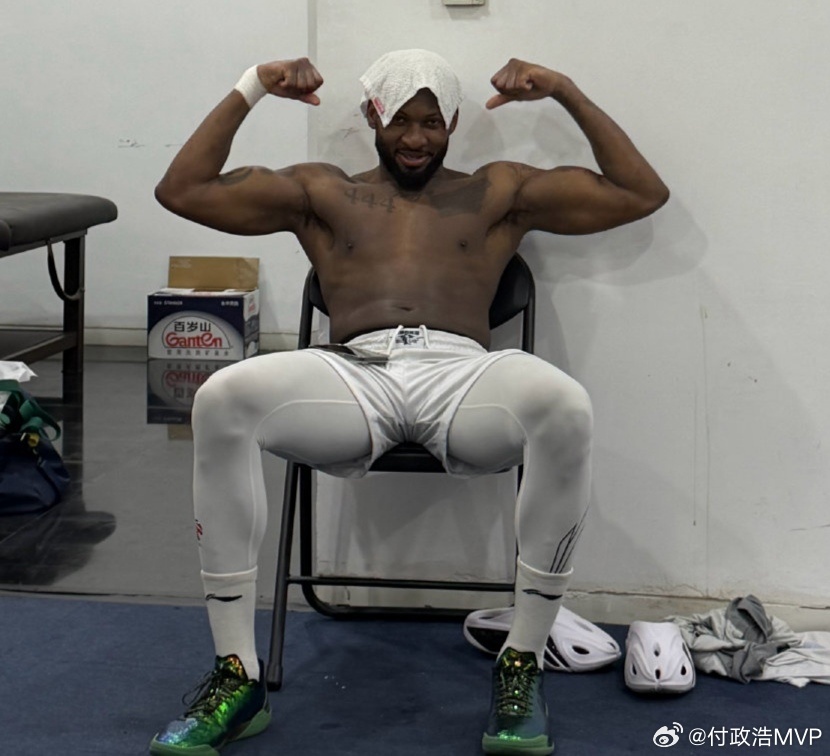 翟晓川透露：杰曼昨天上吐下泻，今晚比赛时还发烧。但最终还是杰曼绝杀广东男篮，他晃