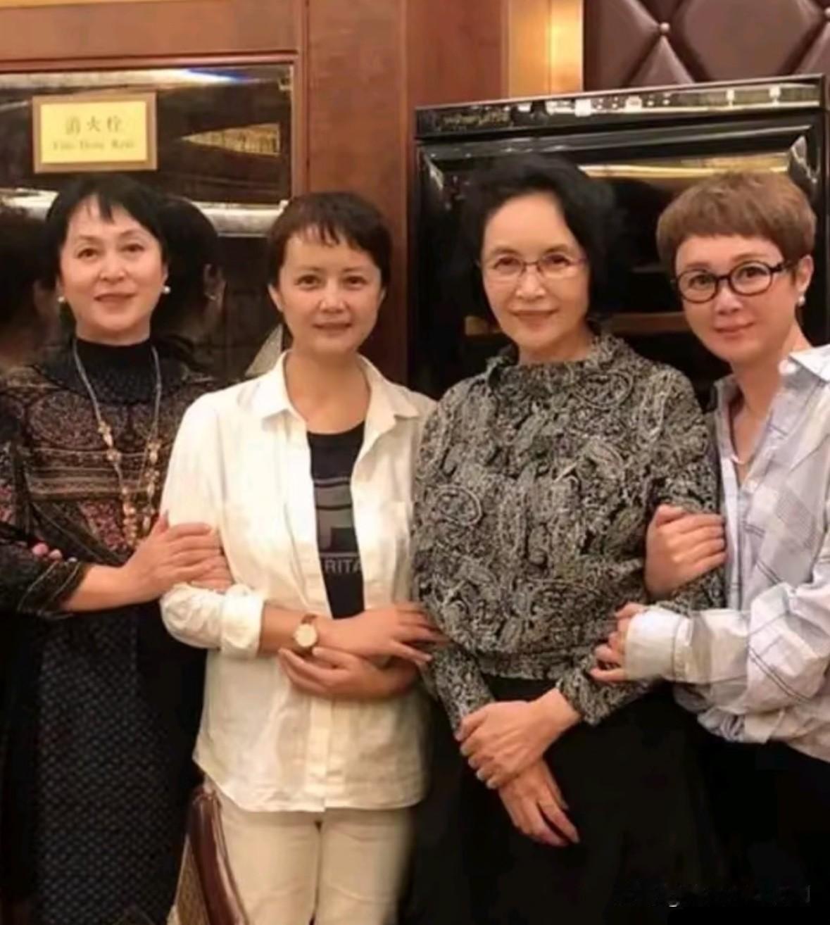 演员宋晓英、傅艺伟、茹萍等与原长影演员石荣合影，这四人从朝气蓬勃的影视明星，现在