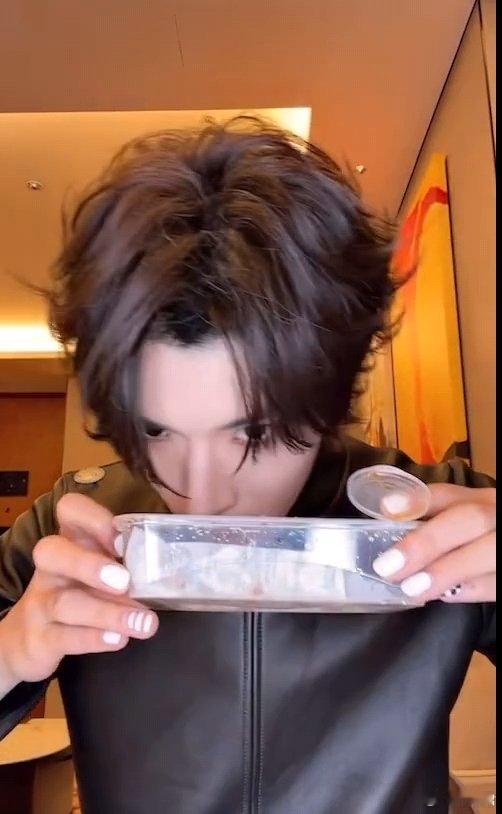 张峻豪是不是偷偷看了牛来张峻豪品尝美食顶级过肺偷看了牛来，笑死 