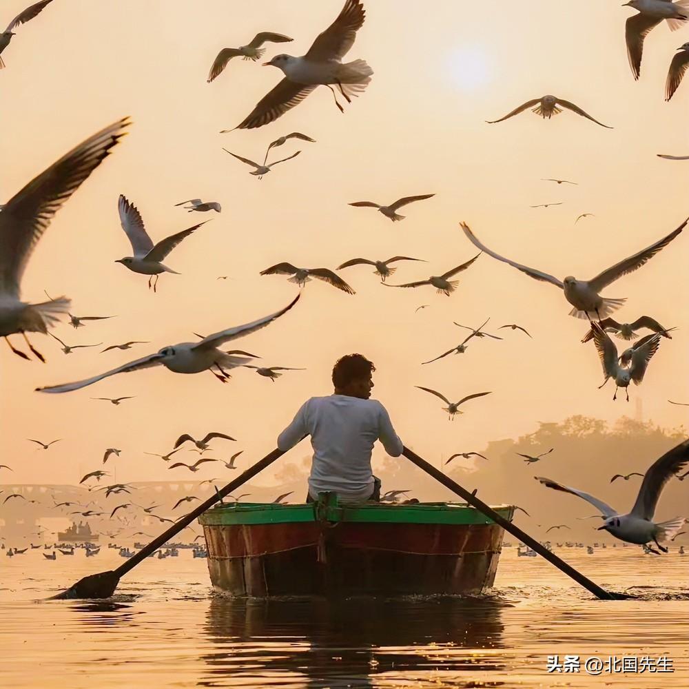 短讯、短视频APP的本质是什么？
占据大量用户的时长，
再将用户注意力打包卖给广