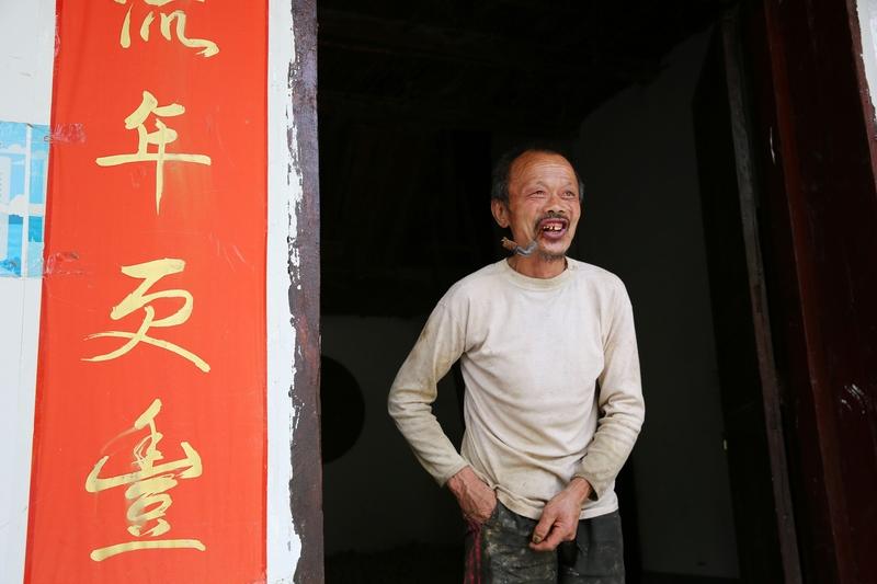 关于舅舅的媳妇怎么叫，还真有不少门道。最常见的就是“舅妈”，这在普通话里通用。不