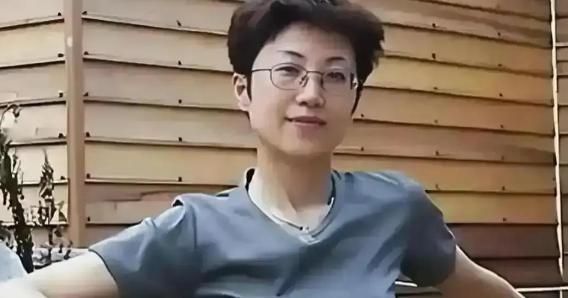 她持美国绿卡带着丈夫和5岁儿子回国探亲，返程在北京首都机场准备离境时，被国家安全