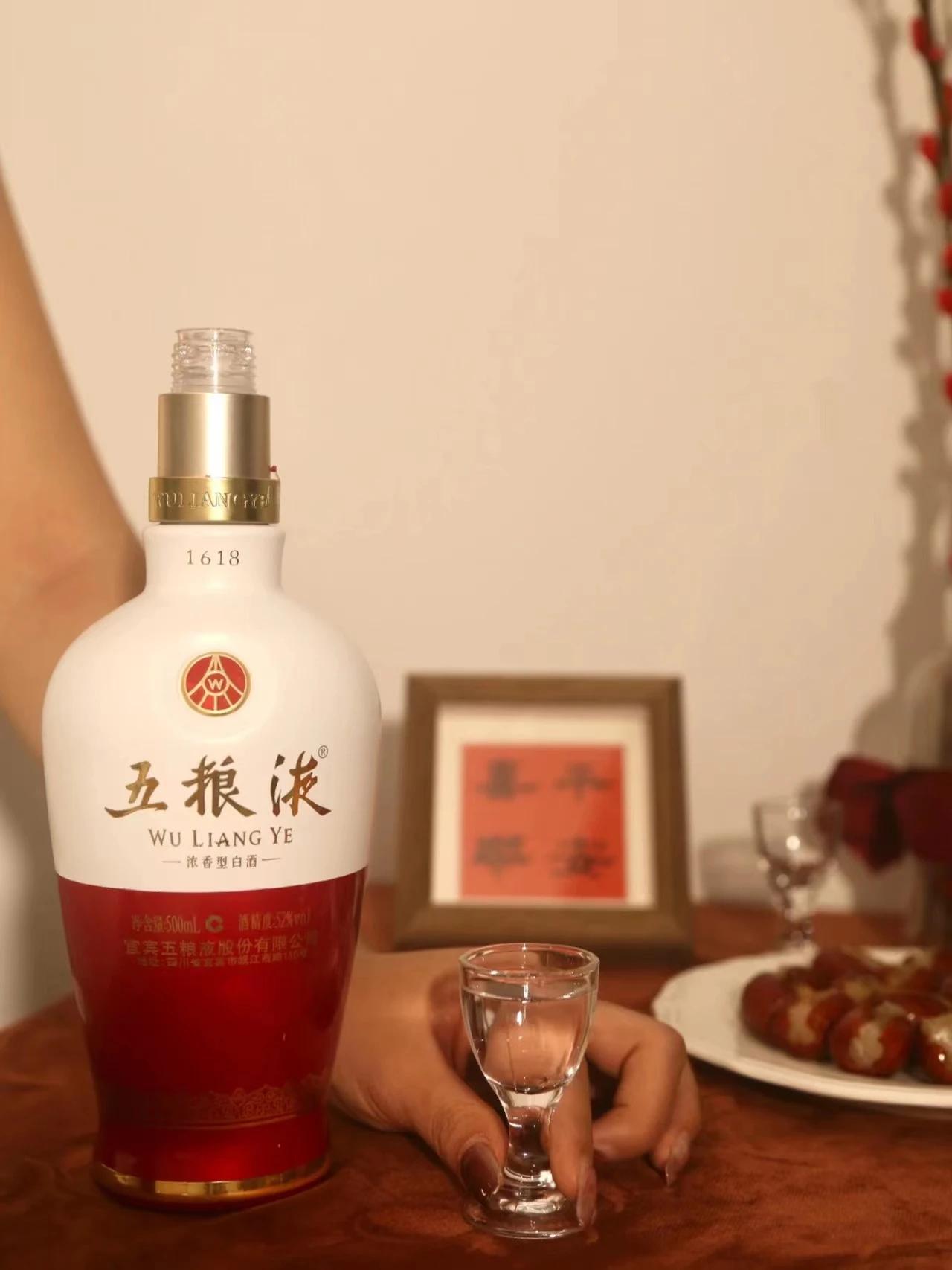 就在刚刚！名酒洗牌，看你常喝的上榜了没？

①五粮液1618经典
五粮液代表作，