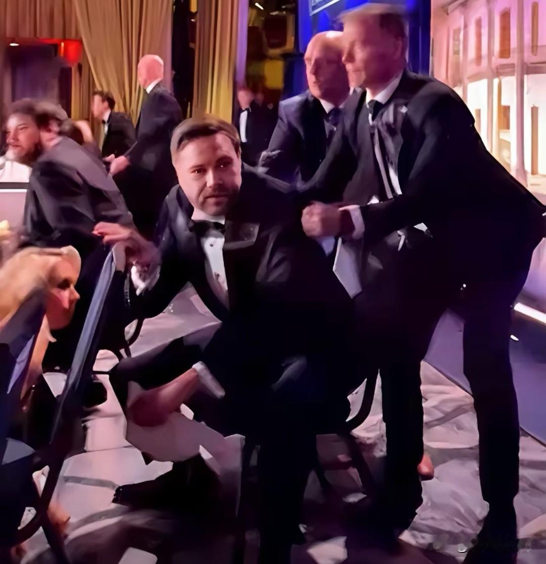 白宫晚宴枪响 副总统万斯慌成表情包
 
白宫记者协会晚宴枪响，特朗普夫妇被火速护