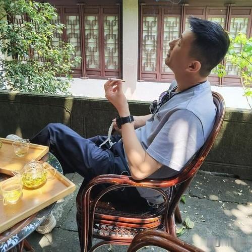 人到中年，别再糊涂过日子
 
人到中年，慢慢就懂了。
酒肉朋友，只适合逢场作戏。