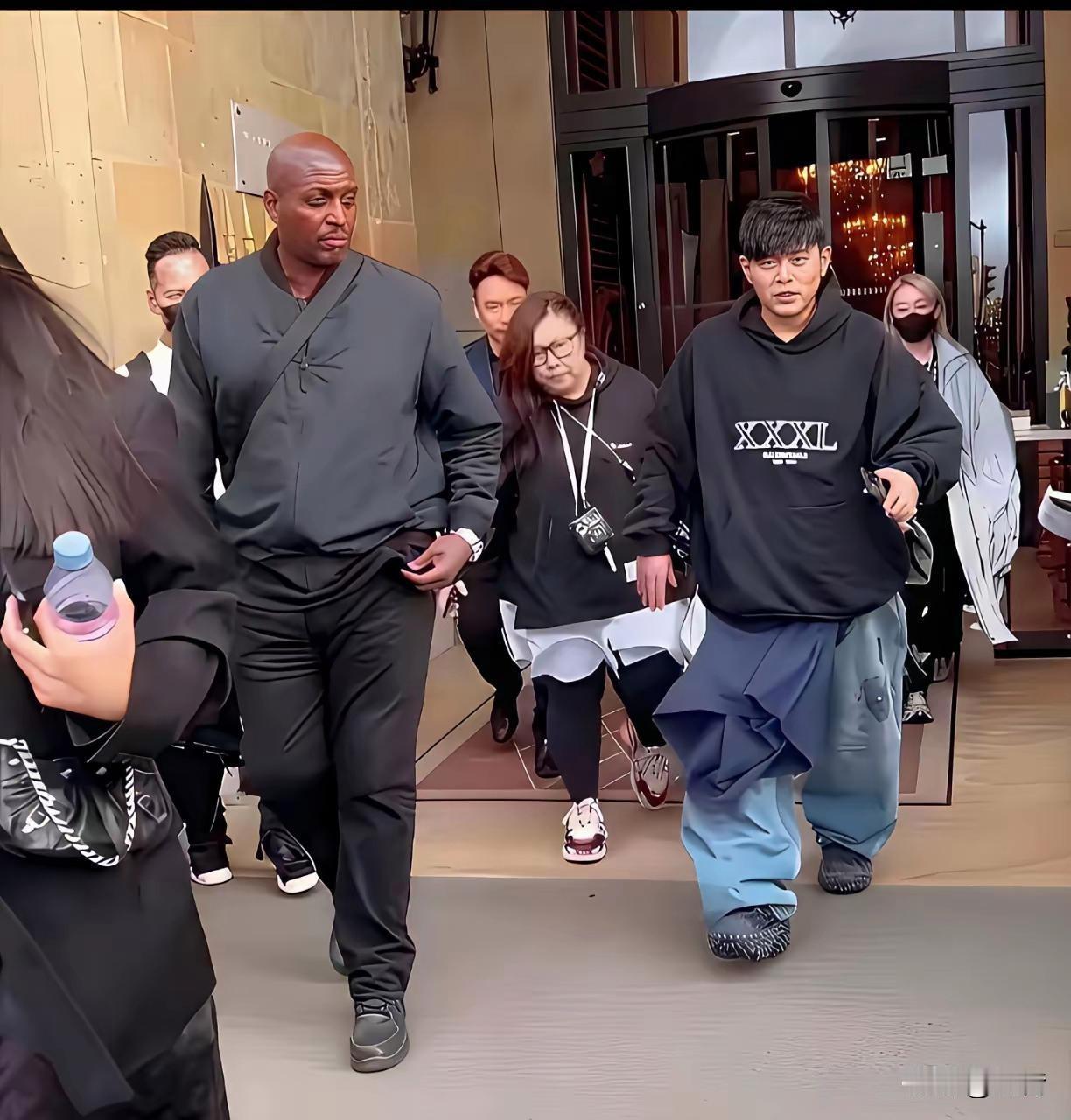 周董穿着这条裤子就就叫潮流！

而我们穿着这条裤子就叫街溜子。

周董身份不一样