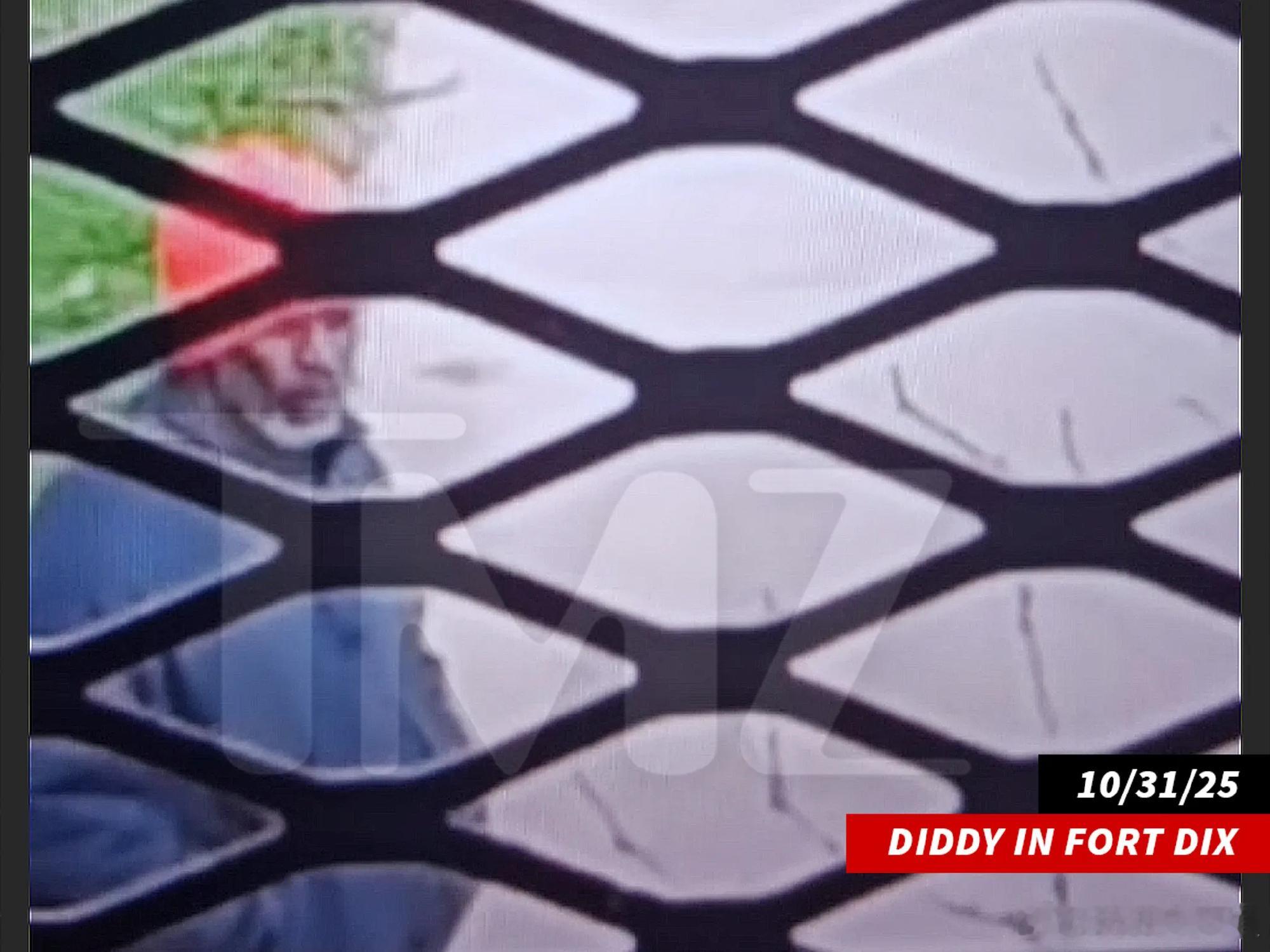 吹牛老爹服刑照 外媒曝光了吹牛老爹的服刑照，除了一张单人照带着橙色帽子，还有几张