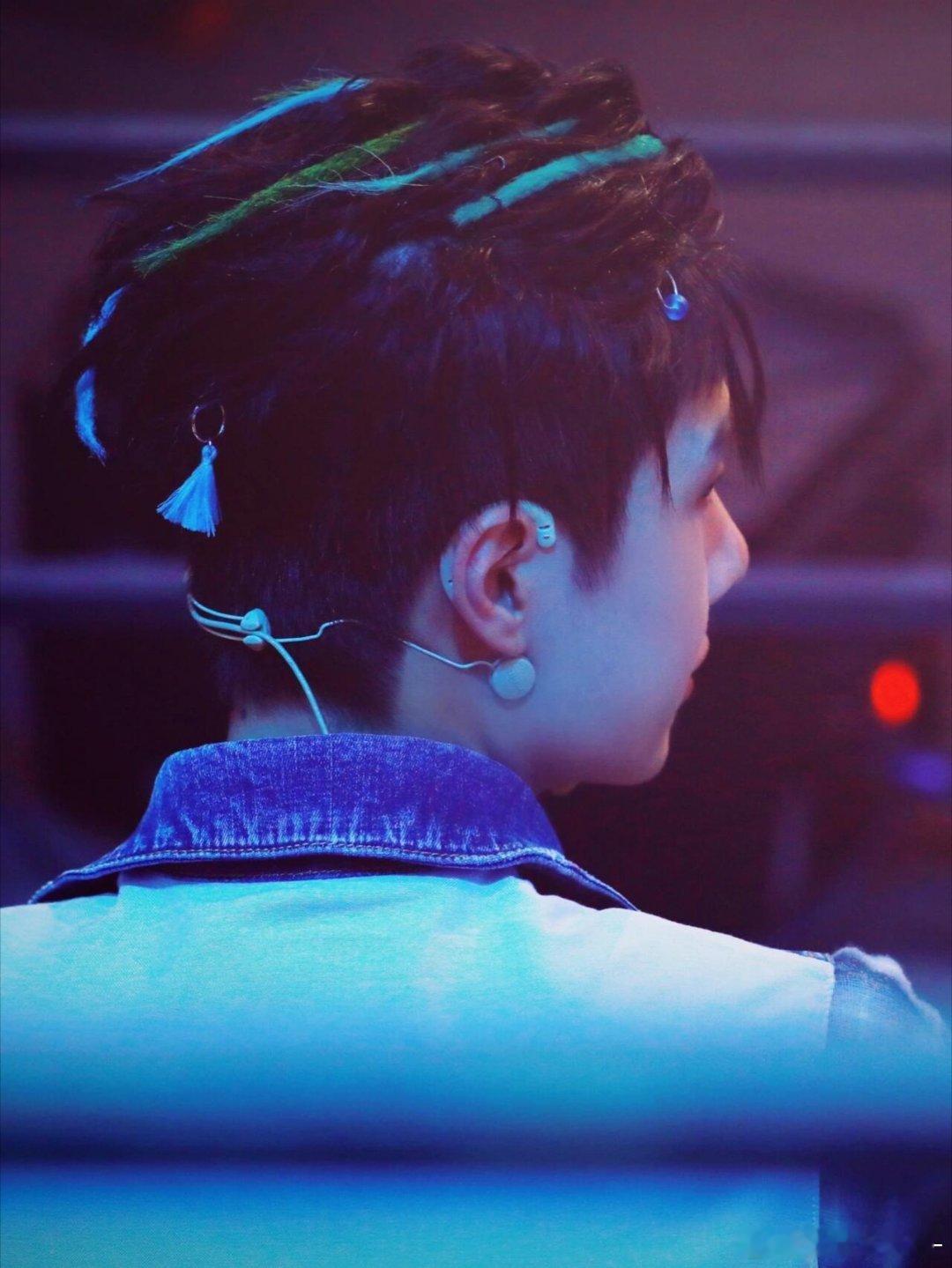 王一博放松的时候 会微微张开嘴巴 笨笨的修勾一只