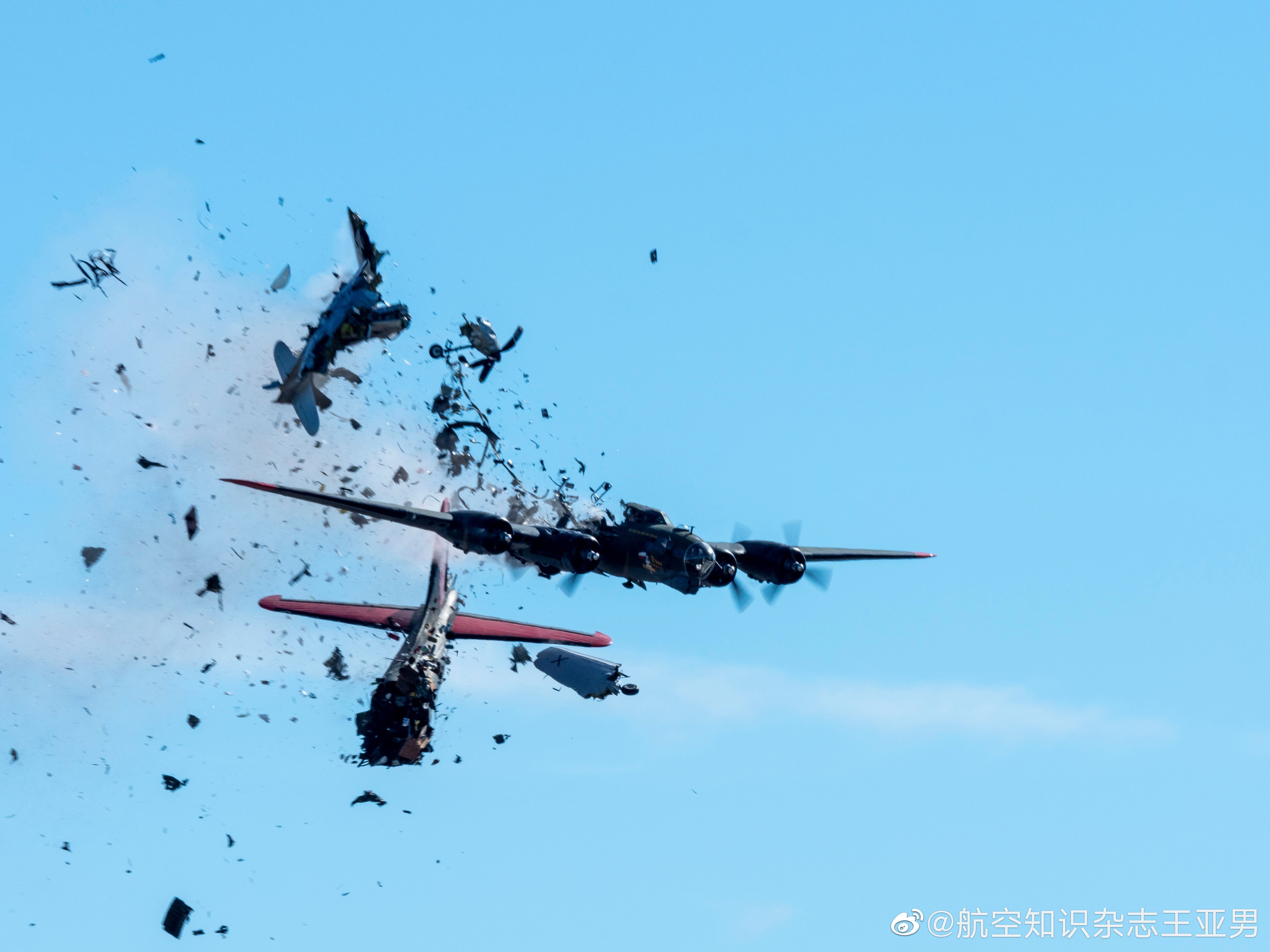2022年11月12日美国达拉斯航展上，一架波音B-17“飞行堡垒”和一架贝尔P