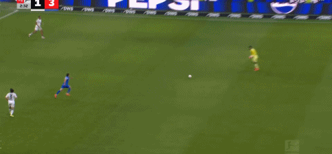 你很难看到比法兰克福这个桑托斯更差的门将了守门守不住，出球出不去，练了那么久都没