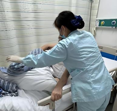 一位医院护工一段残酷又扎心的话：

 “人只要躺下了，不能自己上厕所了，
不管你