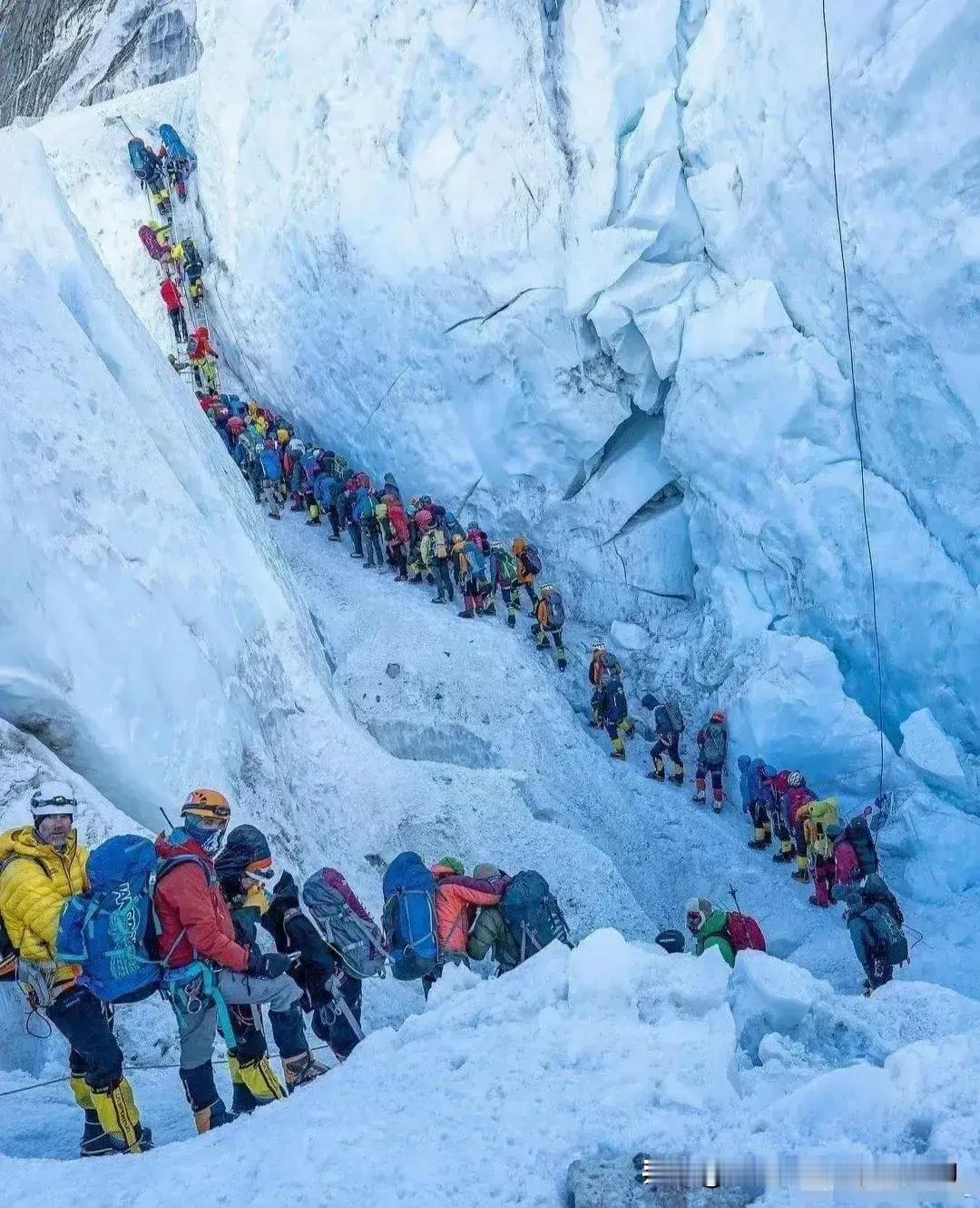 尼泊尔公布登山新规：自己拉的屎自己捡起来带下山。
登顶现在需要两周时间，每人大概