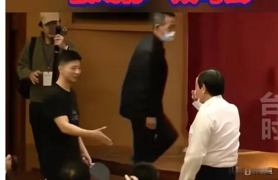 马龙这乒乓球打的都是智慧，职场人快学起来！
马龙本来是“握手”的状态，看到马英九