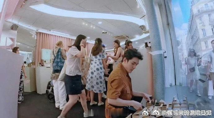 李佳琦停不下来的你问我答巴黎合伙人名场面巴黎合伙人爱了爱了，李佳琦在节目里的创意