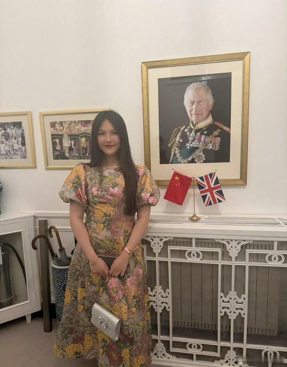 李湘又带女儿王诗龄参加聚会了，结识英国上流社会，王诗龄一点也不怯场，妈妈有钱就是