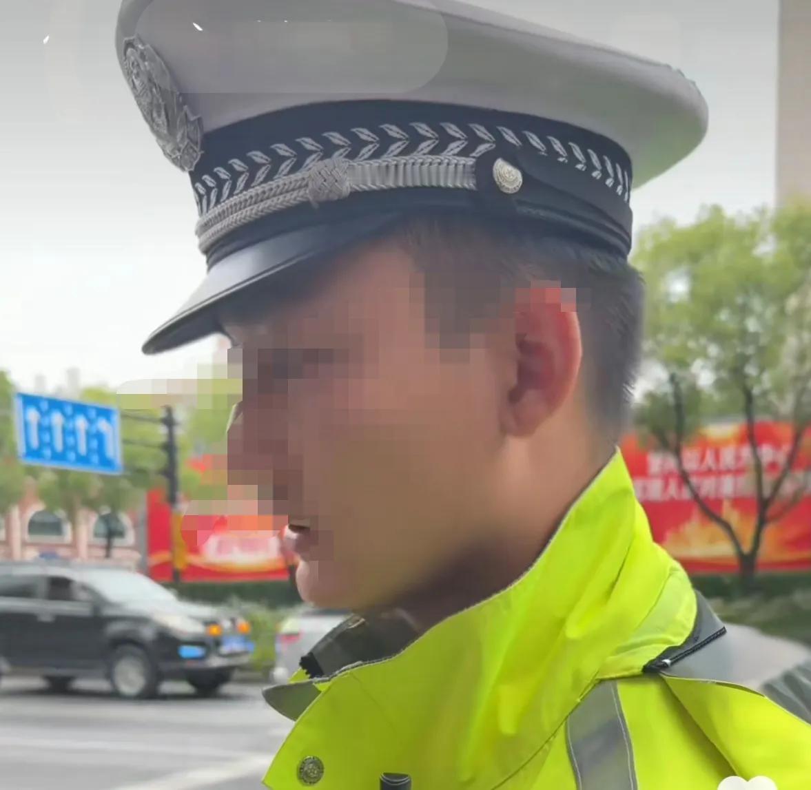 男子骑车载人被罚后拜托交警：“快、替我教育教育她！”

这事儿最近在网上挺火的。