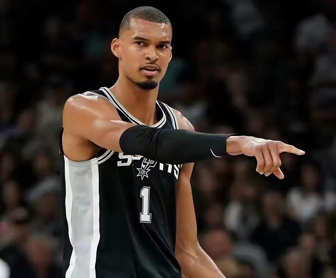 文班亚马，NBA的伟大传奇！简单说：文班亚马是NBA78年历史里从未出现过的球员