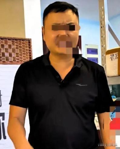 5月24日报道，云南昆明一对夫妻闹离婚，让民政局里围观的群众大跌眼镜。丈夫月薪一