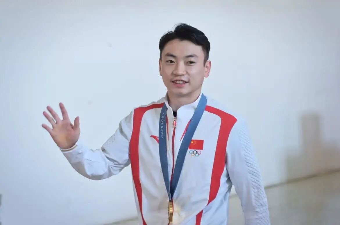 邹敬园继续冲击洛杉矶奥运 双杠王的卫冕之路从未止步！两届奥运双杠冠军带着肩伤坚守