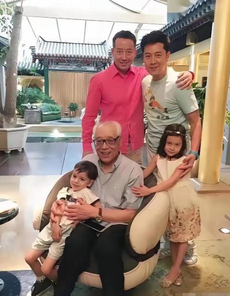 蔡国庆每月给弟弟蔡军发2万工资，发了20年，一共480万。条件就一个：在家全职照