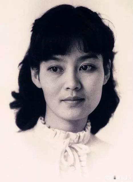 潘虹应该是那个年代内地女演员里最具资格和台湾美女林青霞媲美的人。
她和林青霞一样