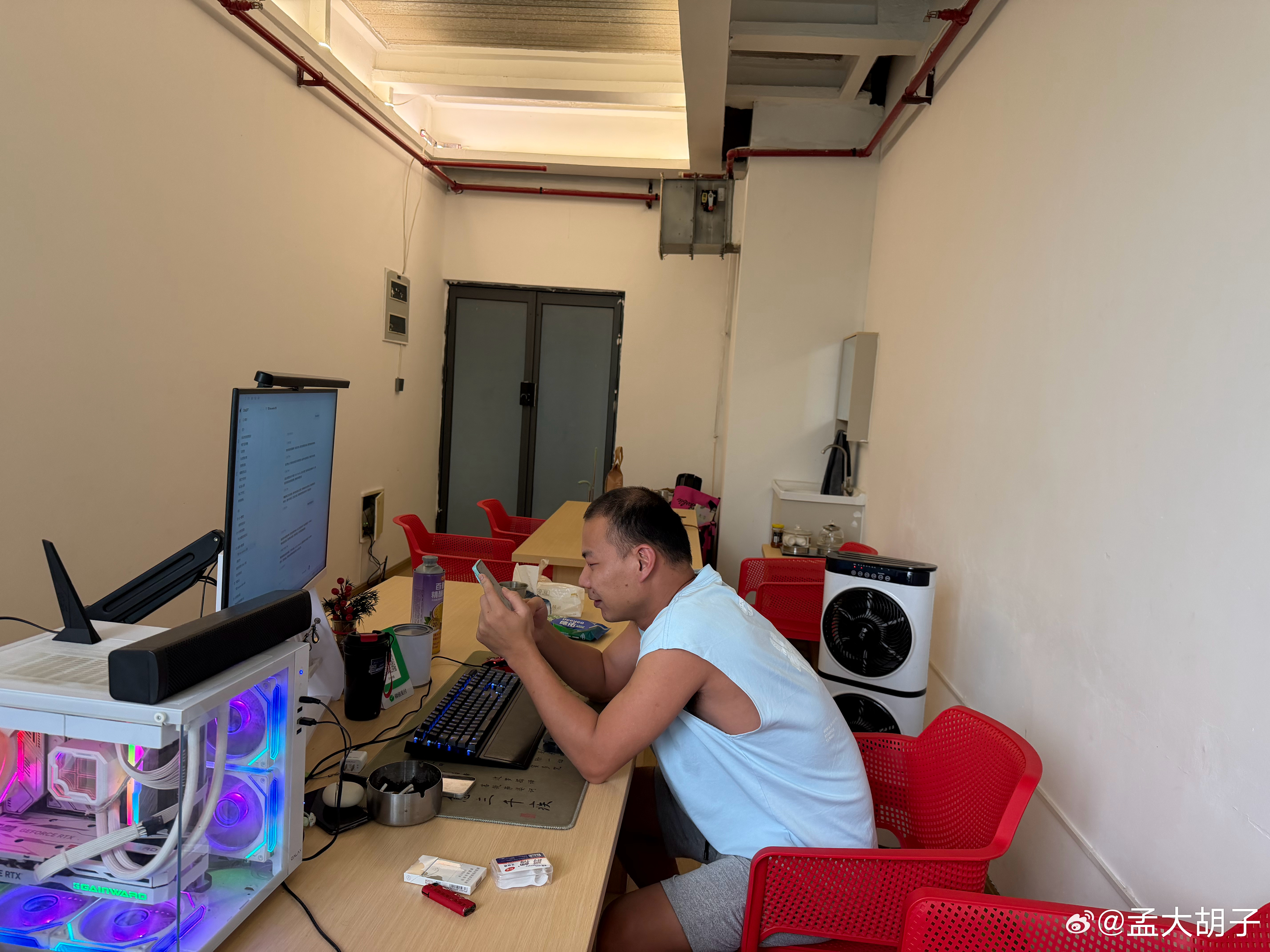 前年阿飞跟我说要搞票大的，不想在汽车圈要饭，今天刚好在他办公室附近，顺便过来看看
